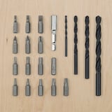 TRIXIG Werkzeug-Set: verschiedene schwarze Schraubendreher und Bohrer, aufbewahrt in einer magnetischen, stapelbaren, grauen Kunststoffbox.