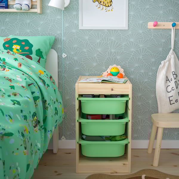Nachttisch TROFAST mit grünen Behältern, geeignet für Kinderzimmer, schlichtes Design.