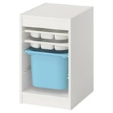 Ein weißer TROFAST-Lagerschrank mit offenen Regalen. Es sind blaue und graue Kunststoffschalen und -behälter.