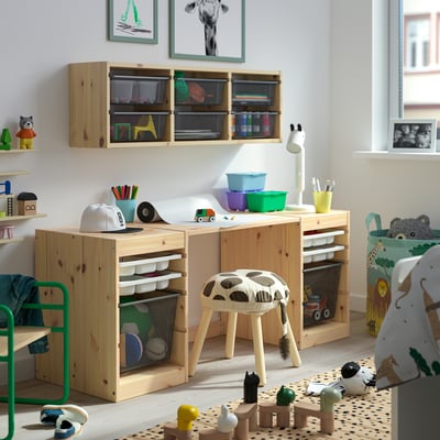 TROFAST-Kinderschreibtisch und Stauraum aus Kiefernholz, mit Spielzeug und Kunstmaterialien.