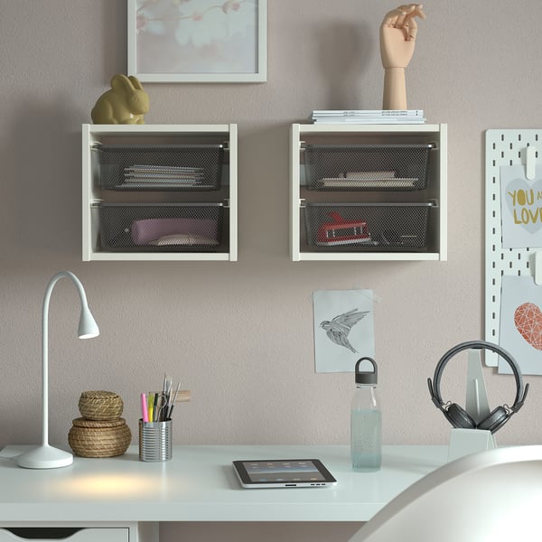 Wandmontierte TROFAST-Schränke mit Netzschubladen im Jugendzimmer, einschließlich Lampe, Tablet und Zubehör.