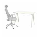 Weißer Schreibtisch und ergonomischer Bürostuhl mit Netzrückenlehne und verstellbaren Armlehnen.