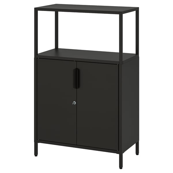Schwarzer Metallschrank mit zwei Türen, verstellbaren Füßen und einem oberen Regal. Modernes, minimalistisches Design.