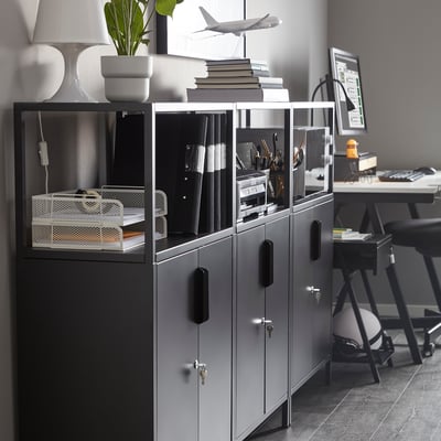 Graue TROTTEN Metallaufbewahrung im Homeoffice, verstellbar, abschließbar.