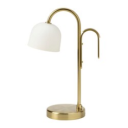 Eine messingfarbene TVÅMASTAD-Leuchte mit einem Schirm aus Milchglas. Es ist eine stilvolle, tragbare LED-Lampe mit einem gebogenen Griff und Sockel, die für eine einfache Bewegung konzipiert ist.