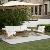 TVARÖ Terrassenset mit Kissen & Sonnenschirm auf gefliester Terrasse.