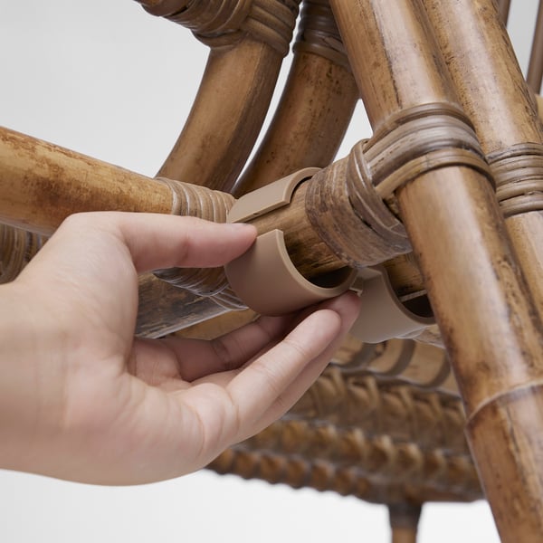Modulare Rattanmöbel von Hand zusammenbauen. Verbindende Sofaabschnitte mit mitgelieferten Beschlägen.