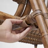 Modulare Rattanmöbel von Hand zusammenbauen. Verbindende Sofaabschnitte mit mitgelieferten Beschlägen.