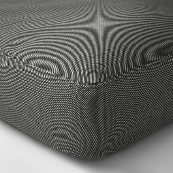 Nahaufnahme eines handgeflochtenen Outdoor-Sofas mit kompliziertem Webmuster, das hochwertige Handwerkskunst und langlebiges Design zeigt.