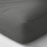 Nahaufnahme eines handgeflochtenen Outdoor-Sofas mit kompliziertem Webmuster, das hochwertige Handwerkskunst und langlebiges Design zeigt.