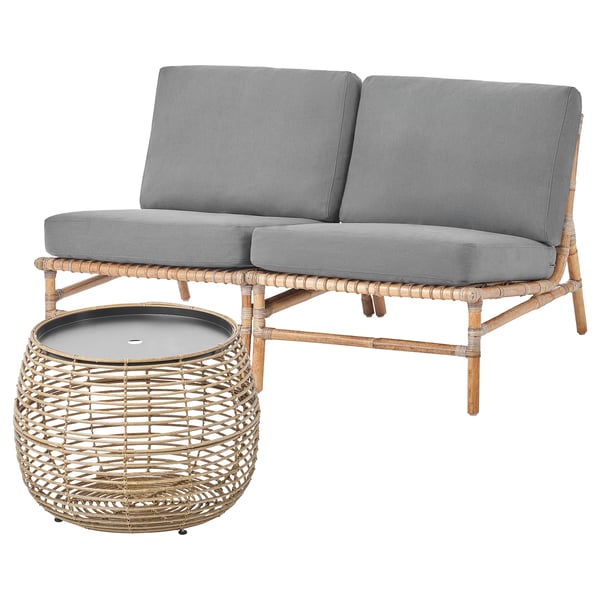 TVARÖ Outdoor-Sofagarnitur: graue Kissen, geschwungenes Design, natürliches Rattangewebe.