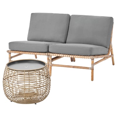 TVARÖ Outdoor-Sofagarnitur: graue Kissen, geschwungenes Design, natürliches Rattangewebe.
