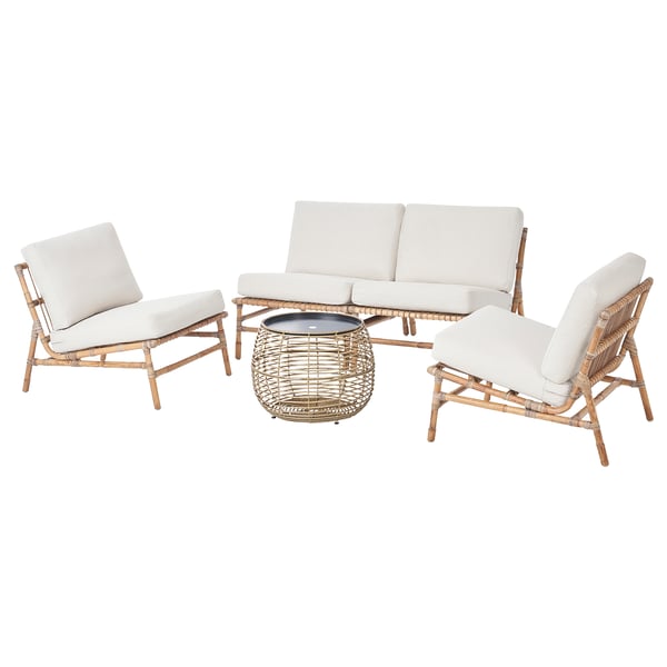 TVARÖ Outdoor-Set: beiges Sofa, zwei Stühle, geflochtenes Rattan und weiße Kissen.