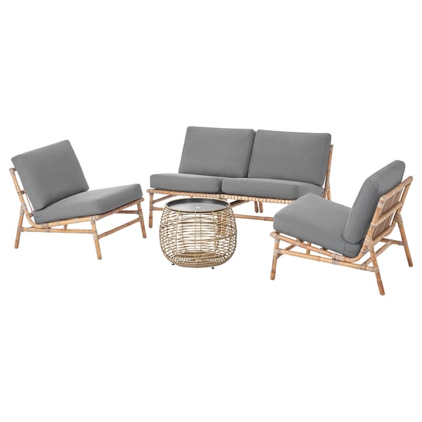 TVARÖ Gartenmöbel-Set: graue Kissen, natürliches Rattan, L-förmiges Sofa, zwei Stühle, runder Couchtisch.