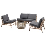 TVARÖ Terrassen-Set: graue gepolsterte Korbmöbel mit Zweisitzer, zwei Stühlen, Beistelltisch und handgeflochtenem Rattan.