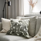 Gemütliche Couch mit UNDERBLOMMA Kissen und Dekor.