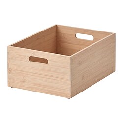 Eine rechteckige Aufbewahrungsbox aus Bambus mit zwei Griffen, die sich zum Organisieren von Küchenutensilien oder kleinen Gegenständen eignet, in einer natürlichen Holzfarbe.
