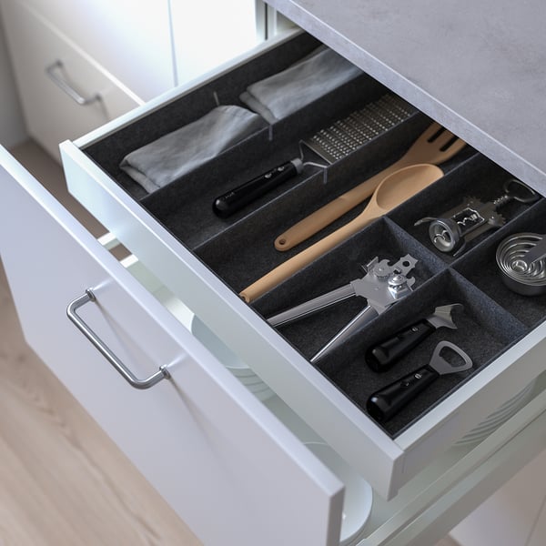 Küchenschublade mit organisierten Utensilien und Besteck in Fächern, in der UPPDATERA Organizer ausgestellt ist.