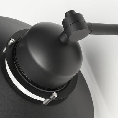 Schwarze Außenwandleuchte mit klarem Glasschirm, hält Feuchtigkeit und Wasser stand. Modernes Design mit Metallteilen und Klarglas.