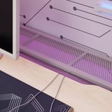 Gaming-Schreibtisch auf Holzboden mit stabiler Rückseite aus Metallnetz, Monitor-Kabelmanagement und verstellbaren Höheneinstellungen.