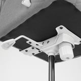 Nahaufnahme eines hochwertigen Gaming-Stuhls mit verstellbarem Mechanismus, der sein langlebiges Design und seine präzise Technik für Komfort und Unterstützung zeigt.