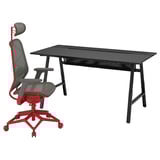 Roter Gaming-Stuhl mit Netzrückenlehne und Sitz neben schwarzem Schreibtisch mit Metallbeinen. Moderne und ergonomische Einrichtung.