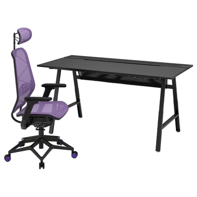 Lavendelfarbener Gaming-Stuhl mit Armlehnen, Rollen und Lendenwirbelstütze neben schwarzem Mesh-Schreibtisch mit Kabelmanagement und Metallbeinen.