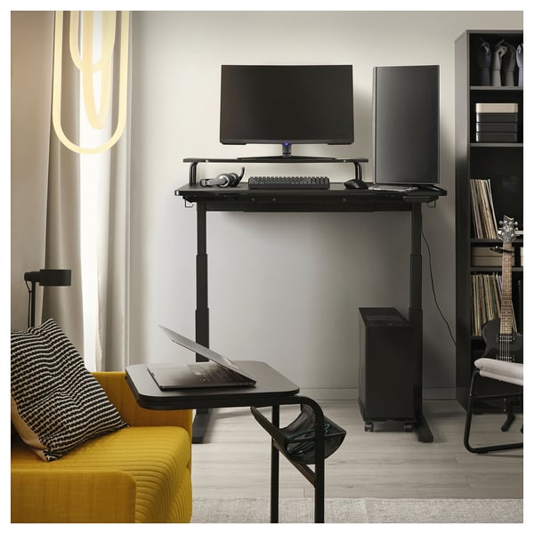 Homeoffice mit Gaming-Schreibtisch, Computer, Monitor und Sofa.
