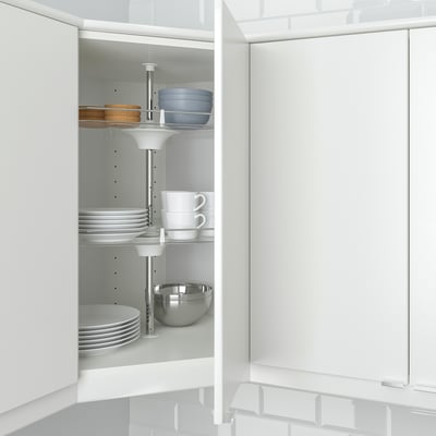 Kücheneckschrank mit drehbaren Regalen für einfachen Zugriff auf das Geschirr.