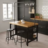 Moderne Küche mit VADHOLMA Insel, schwarz & Holz, geräumig mit Hängeregal.