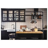 Moderne schwarze Kücheninsel mit hängenden Töpfen, Glasvitrinen und weißer Fliesenrückwand. Arbeitsplatte aus Holz und Spüle aus Edelstahl.