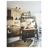 Moderne Küche mit Metzgerblockinsel, industriellem Chic-Design, dunklen Böden und Pendelleuchten.