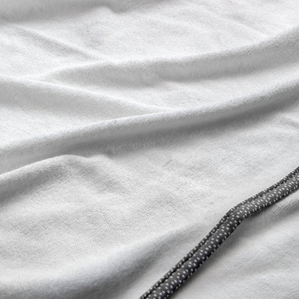 Weiches weißes Frotteegewebe mit Kantendetail aus recyceltem Polyester, perfekt für die Babypflege.