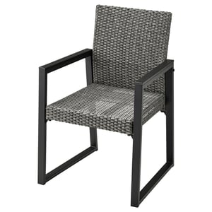 Ein grauer VÄRMANSÖ Terrassenstuhl mit Sitz und Rückenlehne aus Korbgeflecht, schwarzem Metallgestell, Armlehnen und schlankem Design.