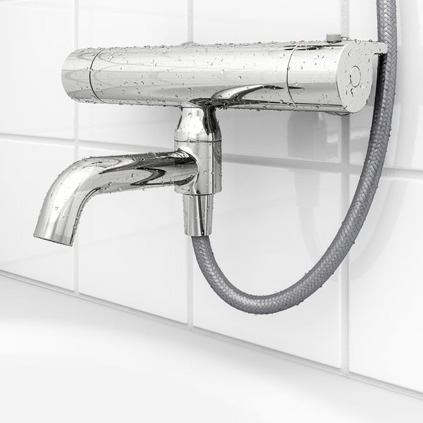 Nahaufnahme einer verchromten Duscharmatur mit geflochtenem Schlauch, verstellbarem Auslauf und Temperatursicherheitsknopf.