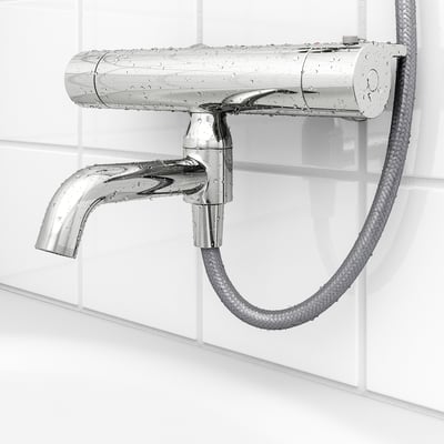 Nahaufnahme einer verchromten Duscharmatur mit geflochtenem Schlauch, verstellbarem Auslauf und Temperatursicherheitsknopf.
