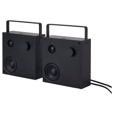 Zwei schwarze VAPPEBY Bluetooth-Lautsprecher, rechteckig mit Metallgriffen, die durch ein Kabel verbunden sind.