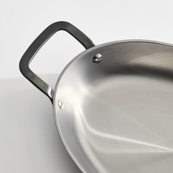 Moderner, hochwertiger Bräter mit robusten, ergonomischen Griffen und glatter, rostfreier Oberfläche.