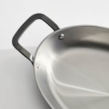 Moderner, hochwertiger Bräter mit robusten, ergonomischen Griffen und glatter, rostfreier Oberfläche.