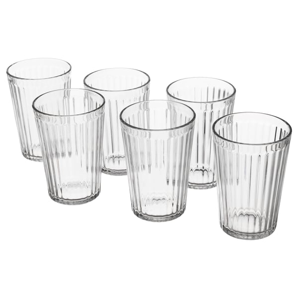 Sechs Klarglasbecher mit vertikalen Rillen, angeordnet in zwei Reihen zu je drei, einfaches und langlebiges Design.