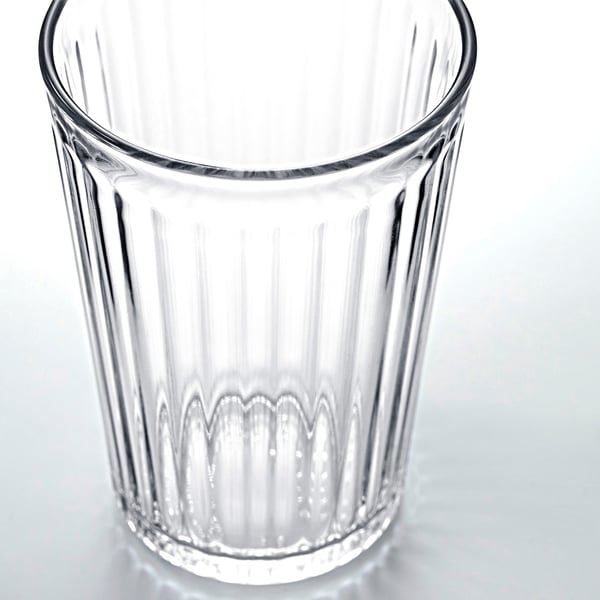 Klarer, kannelierter Glasbecher aufrecht abgebildet, leer. Einfaches Design, langlebig, transparent und elegant.