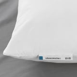 Sauberes, weißes Kissen, ordentlich platziert, mit blauem und schwarzem IKEA-Etikett, beschriftet mit VÅRKORSÖRT.