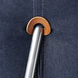 Nahaufnahme eines gut gearbeiteten Denim-Stuhlbett-Details. Strapazierfähige Nähte und Lederakzente zeigen eine hochwertige Konstruktion.