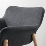 Dunkelgrauer Polsterstuhl mit Holzbeinen, der sich durch hochwertigen Stoff und elegantes Design auszeichnet.