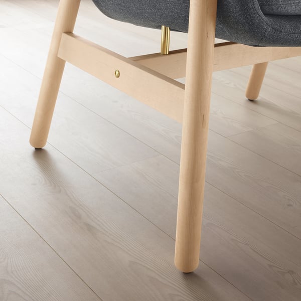 Moderner Stuhl mit hellen Holzbeinen und grauem Sitz, der elegantes Design und hochwertige Verarbeitung zeigt.
