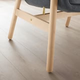 Moderner Stuhl mit hellen Holzbeinen und grauem Sitz, der elegantes Design und hochwertige Verarbeitung zeigt.