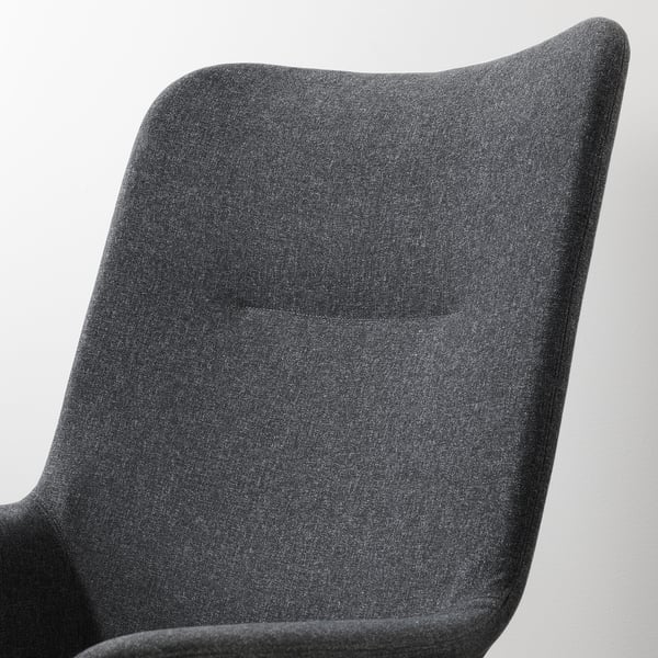 Dunkelgrau gepolsterter Stuhl mit schlanken, stützenden Kurven. Hohe Rückenlehne für Lendenwirbelstütze, weicher Stoffbezug. Elegantes Profil für moderne Einrichtung.