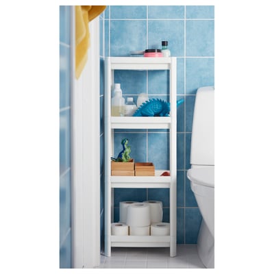 Ein weißes VESKEN Ablageregal mit drei quadratischen Einlegeböden mit hohen Kanten, ideal für den Einsatz im Badezimmer.