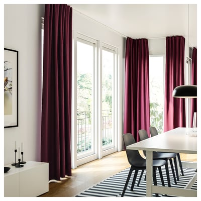 Helles Esszimmer mit weißem Tisch, schwarzen Stühlen, gestreiftem Teppich, kastanienbraunen VIDGA-Vorhängen auf minimalistischer Schiene, großen Fenstern, Blick auf die Natur draußen.