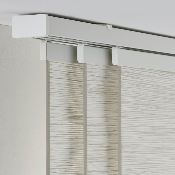 Das Bild zeigt das VIDGA-Gardinenschienensystem. Das einfach zu montierende, flexible Design ermöglicht eine einfache Installation und Verwendung in schwierigen Räumen.